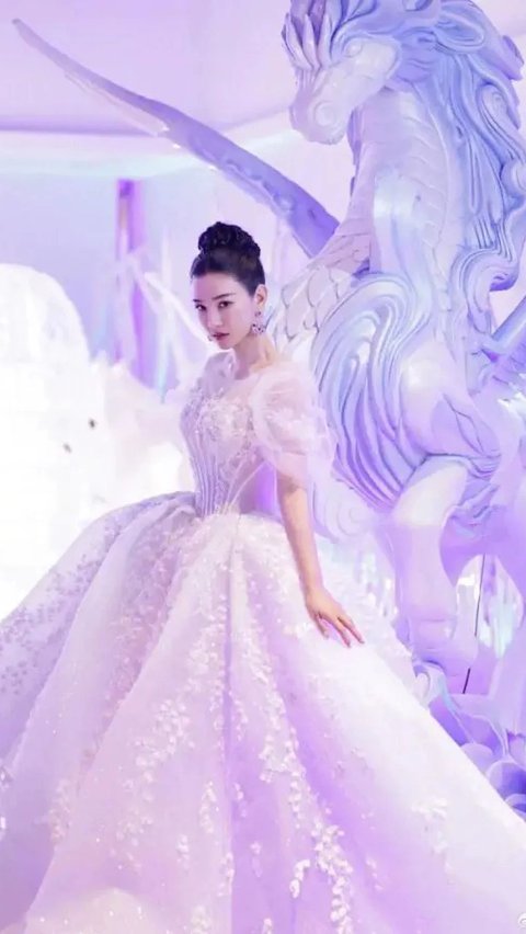 Aktris China Bungkus Tubuhnya Pakai 10 Lapis Plastik Demi Bisa Pakai Gaun