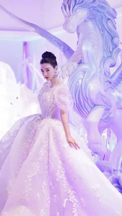 Chinese Actress Wraps Her Body with 10 Layers of Plastic to Fit into a Dress