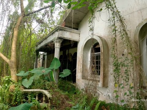 Portrait of a Luxury House owned by a Senior Artist, Abandoned for 30 Years with a Flood Victim's Grave in the Yard