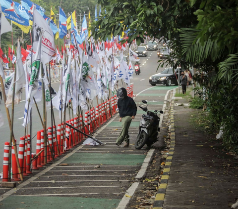 FOTO: Alat Peraga Kampanye Melunturkan Keindahan Pemandangan Ibu Kota Jakarta
