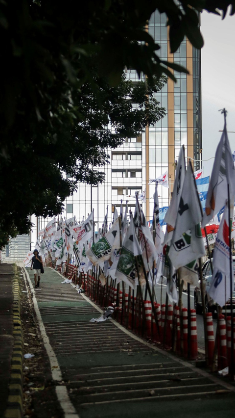 FOTO: Alat Peraga Kampanye Melunturkan Keindahan Pemandangan Ibu Kota Jakarta