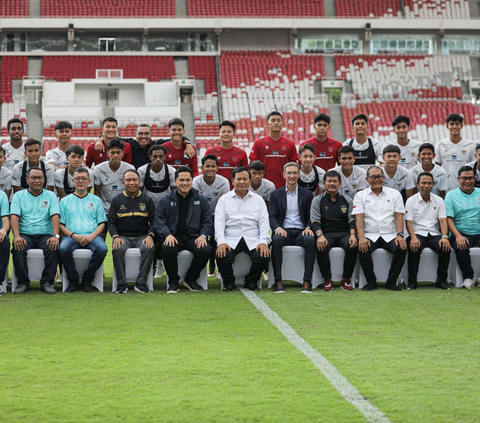 Pendiri Garudayaksa Prabowo Subianto bersama Ketua Umum PSSI Erick Thohir didampingi Wakil Ketua PSSI Zainudin Amali dan atlet sepakbola menggelar konferensi pers usai penandatanganan kerjasama (MoU) di Stadion Utama Gelora Bung Karno, Senayan, Jakarta, Senin (8/1/2024).