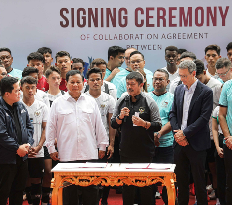 FOTO: Momen Prabowo Subianto Didampingi Erick Thohir Teken Kerjasama dengan Akademi Sepakbola untuk Melahirkan Atlet Muda Lokal Berprestasi