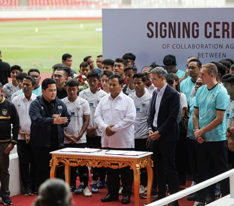 FOTO: Momen Prabowo Subianto Didampingi Erick Thohir Teken Kerjasama dengan Akademi Sepakbola untuk Melahirkan Atlet Muda Lokal Berprestasi