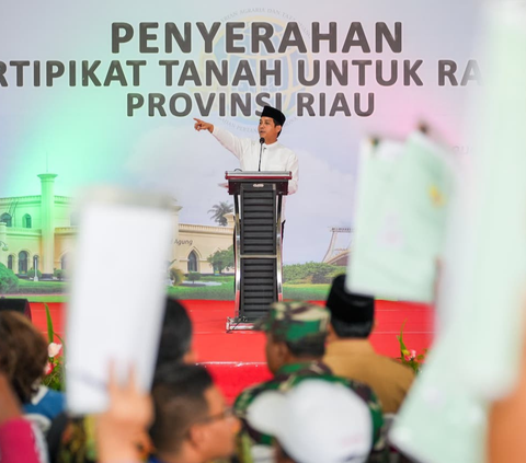 Wamen Raja Juli Antoni Bagikan 500 Sertifikat di Siak: Kalau Bukan Jokowi, Belum Bersertifikat