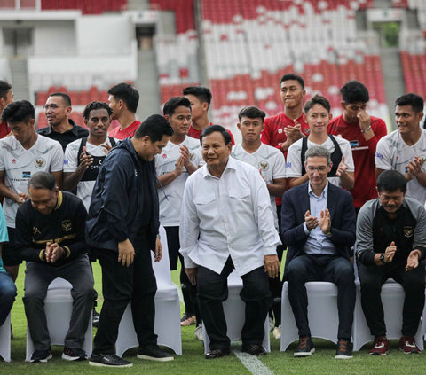 FOTO: Momen Prabowo Subianto Didampingi Erick Thohir Teken Kerjasama dengan Akademi Sepakbola untuk Melahirkan Atlet Muda Lokal Berprestasi