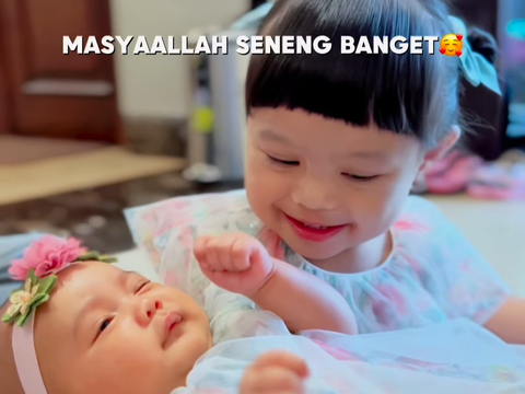 Lucu! Foto-foto Ameena saat Belajar Gendong Baby Azura, Netizen 'Tolong ini Gemes Banget'