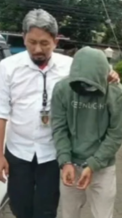 Ditangkap Polisi, ini Tampang Pelaku Pembacok & Penyiram Air Keras Pedagang Pasar Kramat Jati Hingga Tewas<br>