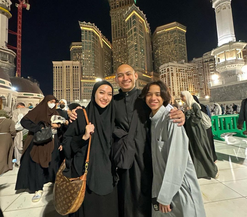Portrait of BCL Wearing Ashraf Sinclair's Jacket during Umrah: The Real Definition of Carrying Love Everywhere.