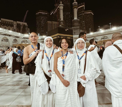 Potret Kebersamaan Tiko Aryawardhana dan Noah Sinclair Anak BCL di Tanah Suci, Akrab Banget & Tak Canggung