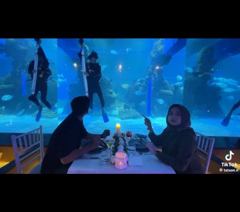 Mengira Hanya Diajak Makan Romantis sambil Lihat Ikan, Wanita Ini Kaget saat Dilamar Kekasih