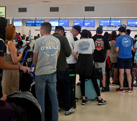 FOTO: Penampakan Bagian Jendela Boeing 737 Max 9 Alaska Airlines yang Jatuh dari Udara hingga Mengakibatkan Pembatalan Ratusan Penerbangan