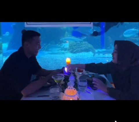 Mengira Hanya Diajak Makan Romantis sambil Lihat Ikan, Wanita Ini Kaget saat Dilamar Kekasih