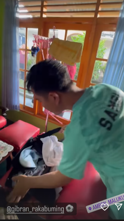 Momen Kocak Gibran Ganti Baju Bola di Rumah Warga, Pakai Jersey 'Samsul'