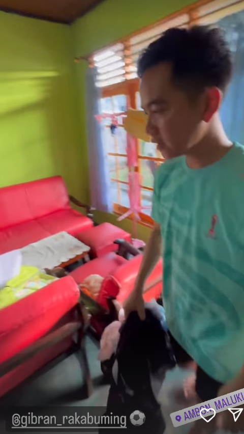 Momen Kocak Gibran Ganti Baju Bola di Rumah Warga, Pakai Jersey 'Samsul'