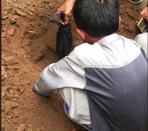 Viral Video Kakak Azani Ari-ari Adik yang Akan Dikubur karena Sang Ayah Tak Bisa Pulang