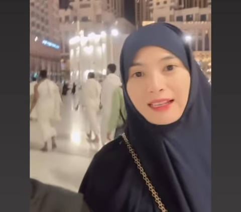 7 Potret Acha Septriasa saat Umrah di Tanah Suci, Tampil Mengenakan Hijab Bikin Pangling