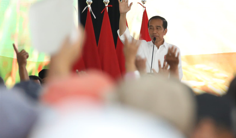 Jokowi lantas menyebut tidak semua data bisa dibuka seperti toko kelontong.