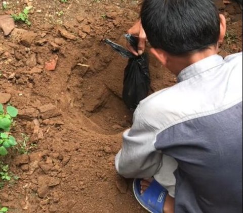 Viral Video Kakak Azani Ari-ari Adik yang Akan Dikubur karena Sang Ayah Tak Bisa Pulang