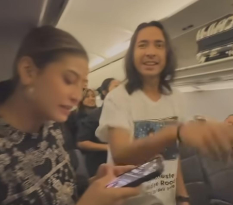 Potret Raffi Ahmad dan Rombongan Beri Kejutan Ultah Untuk Selvi Ananda yang Sedang Tidur di Dalam Pesawat