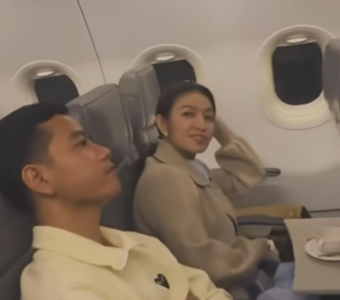 Potret Raffi Ahmad dan Rombongan Beri Kejutan Ultah Untuk Selvi Ananda yang Sedang Tidur di Dalam Pesawat