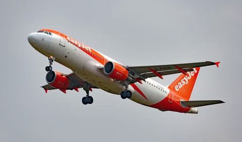 british traveller flies plane to spain