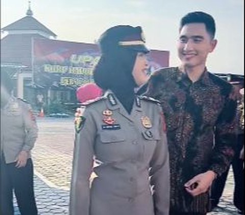 Pasutri Sama-sama Perwira, Momen Suami Polisi Siram Air Kembang ke Istri Polwan saat Naik Pangkat Romantis Banget