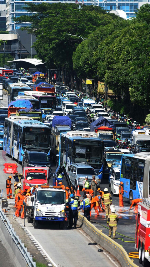 FOTO: Material Sisa Kecelakaan Dump Truk yang Bikin Macet Parah Jalan Gatot Subroto Dibersihkan Petugas