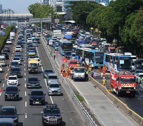 FOTO: Material Sisa Kecelakaan Dump Truk yang Bikin Macet Parah Jalan Gatot Subroto Dibersihkan Petugas