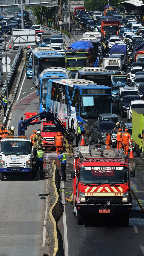 Dampak dari kemacetan yang disebabkan kecelakaan dump truk ini juga meluas hingga mencapai Halim.