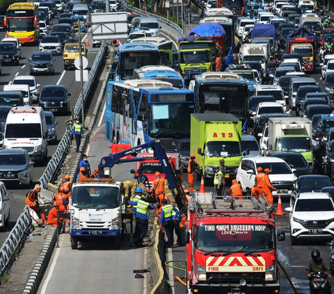 FOTO: Material Sisa Kecelakaan Dump Truk yang Bikin Macet Parah Jalan Gatot Subroto Dibersihkan Petugas