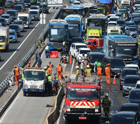 FOTO: Material Sisa Kecelakaan Dump Truk yang Bikin Macet Parah Jalan Gatot Subroto Dibersihkan Petugas