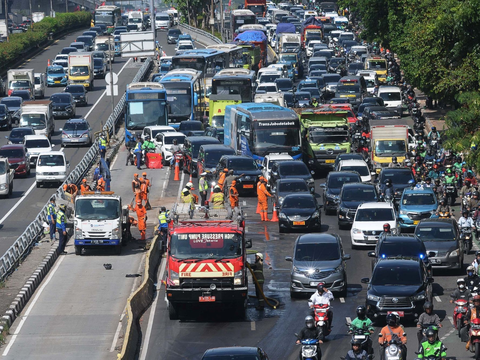FOTO: Material Sisa Kecelakaan Dump Truk yang Bikin Macet Parah Jalan Gatot Subroto Dibersihkan Petugas