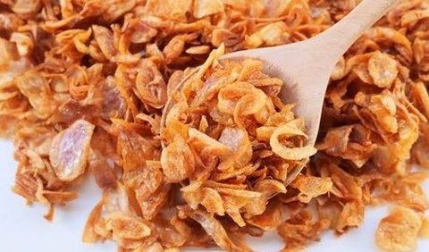 Bawang goreng dibuat dari bahan dasar bawang merah yang diiris tipis kemudian digoreng dengan teknik deep fried.