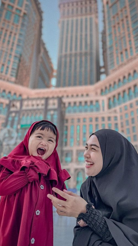 Gemas! Potret Lucu Moana Anak Ria Ricis saat Ikut Umrah di Tanah Suci, Ada Foto di Depan Ka'bah Ikut Sampaikan Doa