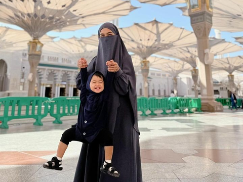 Gemas! Potret Lucu Moana Anak Ria Ricis saat Ikut Umrah di Tanah Suci, Ada Foto di Depan Ka'bah Ikut Sampaikan Doa