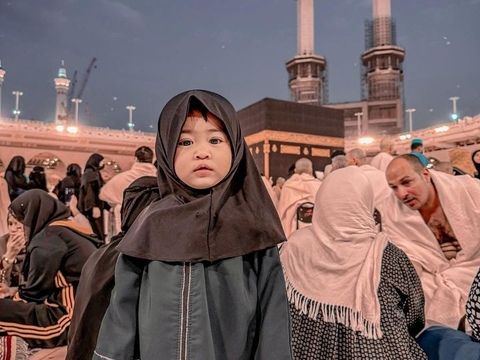 Gemas! Potret Lucu Moana Anak Ria Ricis saat Ikut Umrah di Tanah Suci, Ada Foto di Depan Ka'bah Ikut Sampaikan Doa