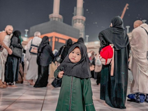 Gemas! Potret Lucu Moana Anak Ria Ricis saat Ikut Umrah di Tanah Suci, Ada Foto di Depan Ka'bah Ikut Sampaikan Doa