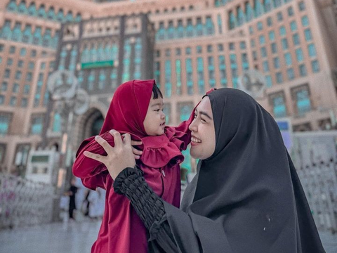 Gemas! Potret Lucu Moana Anak Ria Ricis saat Ikut Umrah di Tanah Suci, Ada Foto di Depan Ka'bah Ikut Sampaikan Doa