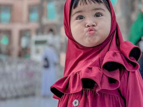 Gemas! Potret Lucu Moana Anak Ria Ricis saat Ikut Umrah di Tanah Suci, Ada Foto di Depan Ka'bah Ikut Sampaikan Doa