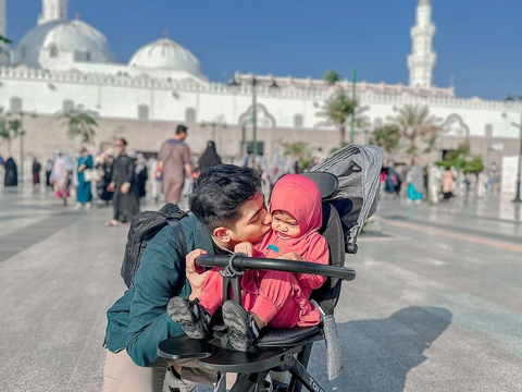 Gemas! Potret Lucu Moana Anak Ria Ricis saat Ikut Umrah di Tanah Suci, Ada Foto di Depan Ka'bah Ikut Sampaikan Doa