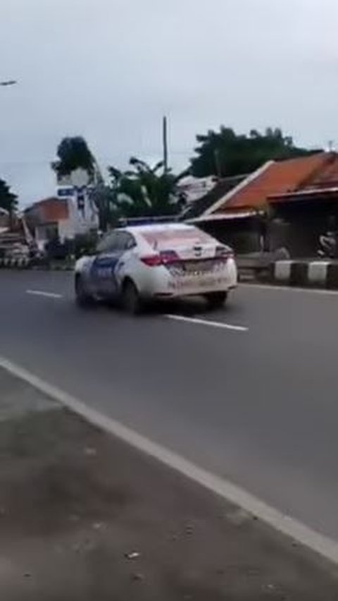 Bikin Tegang! Aksi Kejar-kejaran Mobil Polisi dan Minibus Bak Film Action di Jalan Raya Tegal<br>