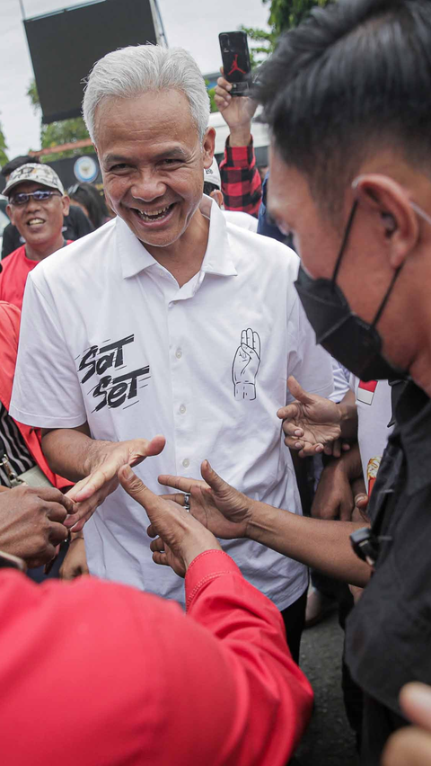 FOTO: Kampanye Ganjar Pranowo Menyapa Nelayan Cilacap, Warga Antusias Berebut Salam hingga Foto Selfie dengan Calon Presiden 2024