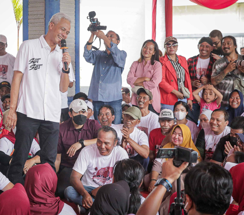 Calon presiden nomor urut 3 Ganjar Pranowo melakukan dialog dengan nelayan saat menggelar kampanye di wilayah Cilacap, Jawa Tengah, Selasa (9/1/2024).