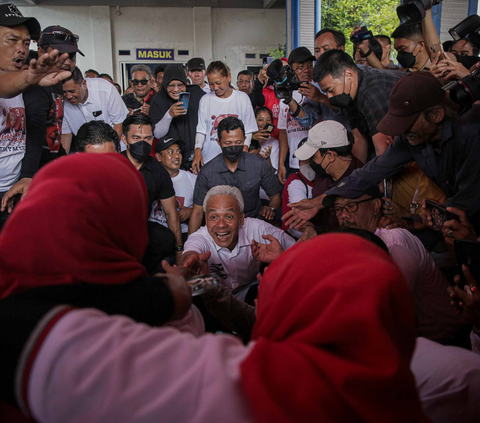 FOTO: Kampanye Ganjar Pranowo Menyapa Nelayan Cilacap, Warga Antusias Berebut Salam hingga Foto Selfie dengan Calon Presiden 2024