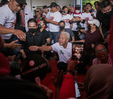 FOTO: Kampanye Ganjar Pranowo Menyapa Nelayan Cilacap, Warga Antusias Berebut Salam hingga Foto Selfie dengan Calon Presiden 2024