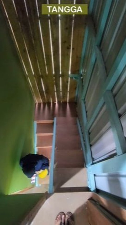 Dari lantai atas juga bisa terlihat rangkaian anak tangga yang terbuat dari kayu