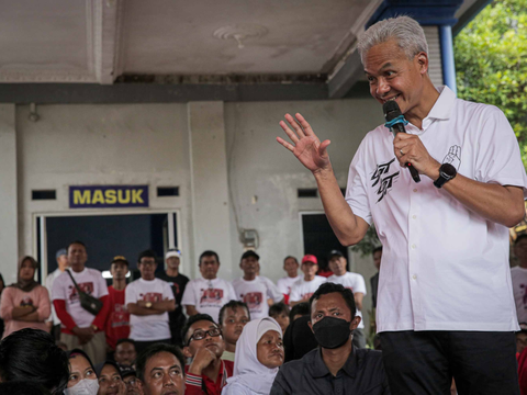 FOTO: Kampanye Ganjar Pranowo Menyapa Nelayan Cilacap, Warga Antusias Berebut Salam hingga Foto Selfie dengan Calon Presiden 2024