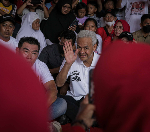 FOTO: Kampanye Ganjar Pranowo Menyapa Nelayan Cilacap, Warga Antusias Berebut Salam hingga Foto Selfie dengan Calon Presiden 2024