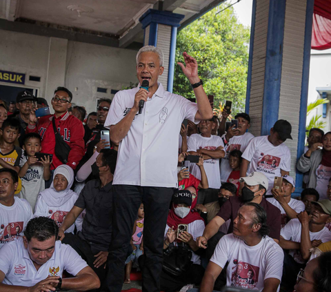 FOTO: Kampanye Ganjar Pranowo Menyapa Nelayan Cilacap, Warga Antusias Berebut Salam hingga Foto Selfie dengan Calon Presiden 2024